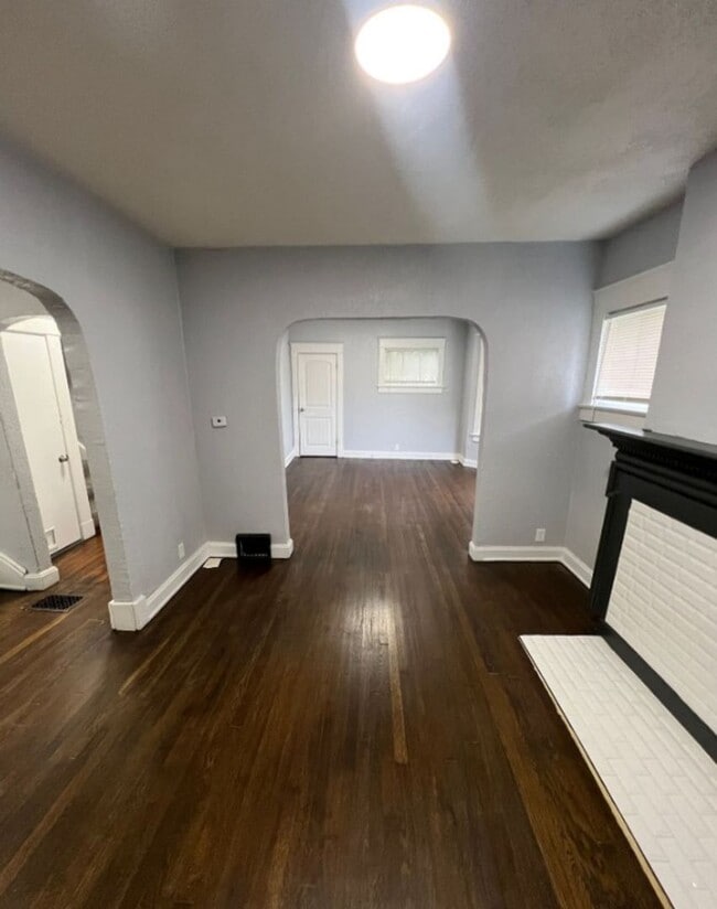 Building Photo - Spacious 5 Bedroom Bungalow in Historic No...