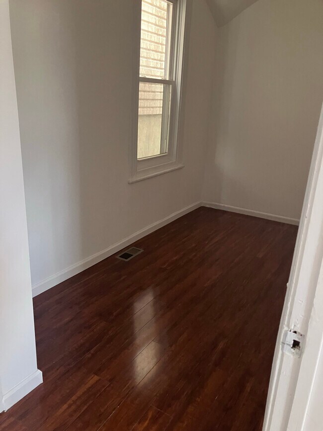 Dormitorio - 247 S 8th St