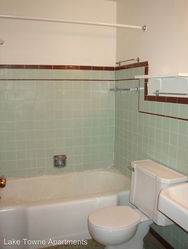 Building Photo - 2 br, 1 bath Apartment - 2905 Monroe Street