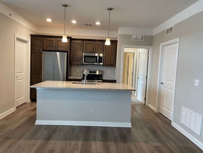 Building Photo - Shelby Township-Newer 2-bedroom, 2-bath condo with Balcony & Garage
