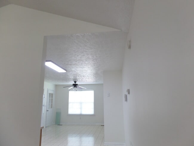 Building Photo - 2047 Horncastle Dr