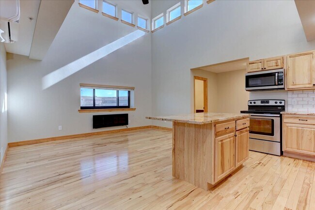 Foto del edificio - Caretaker Unit Available, Utilities Included, Mountain Views!