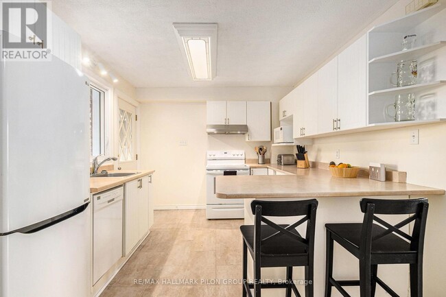 Building Photo - 54 Scrivens St