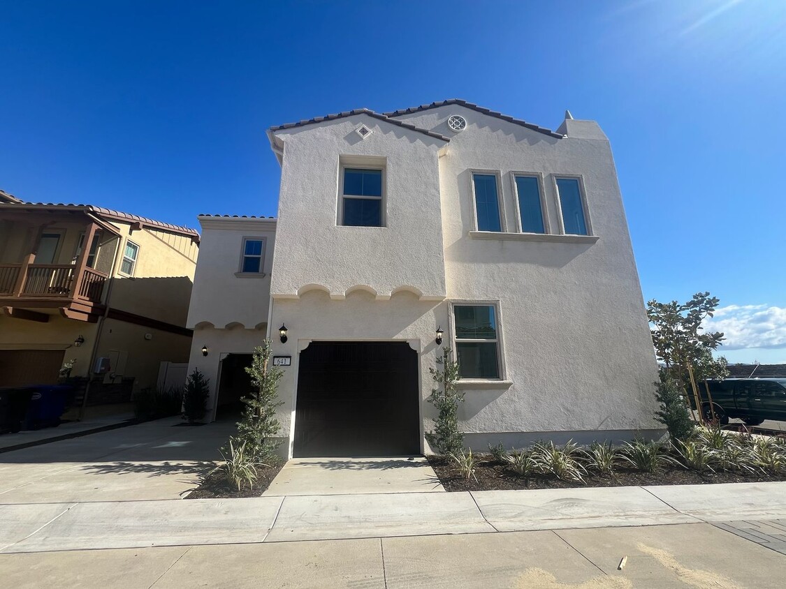 Foto principal - Camarillo - Brand New 4 bedroom, 3.5 home in