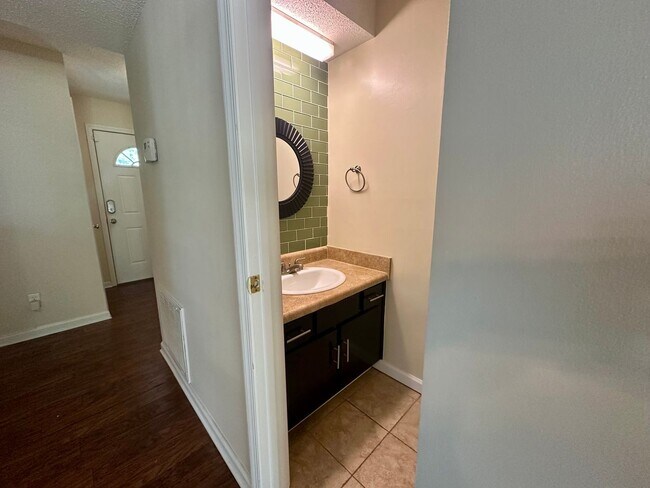 Foto del edificio - Awesome 2BR/2BA Townhouse near UNC with DO...