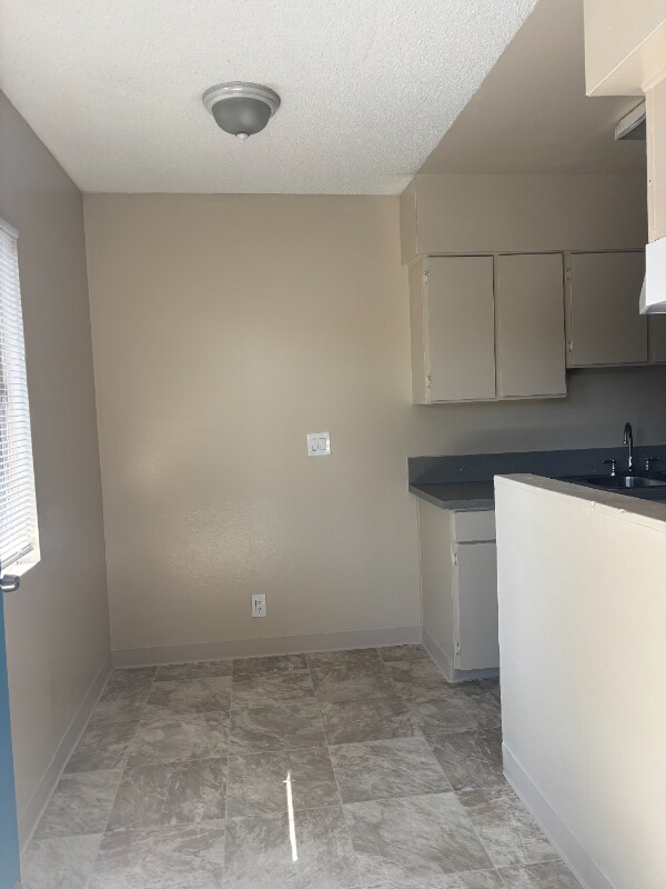 Foto del edificio - 8560 Artesia Blvd