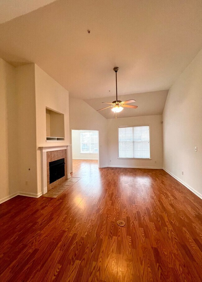 Building Photo - 8816 Glen Cir