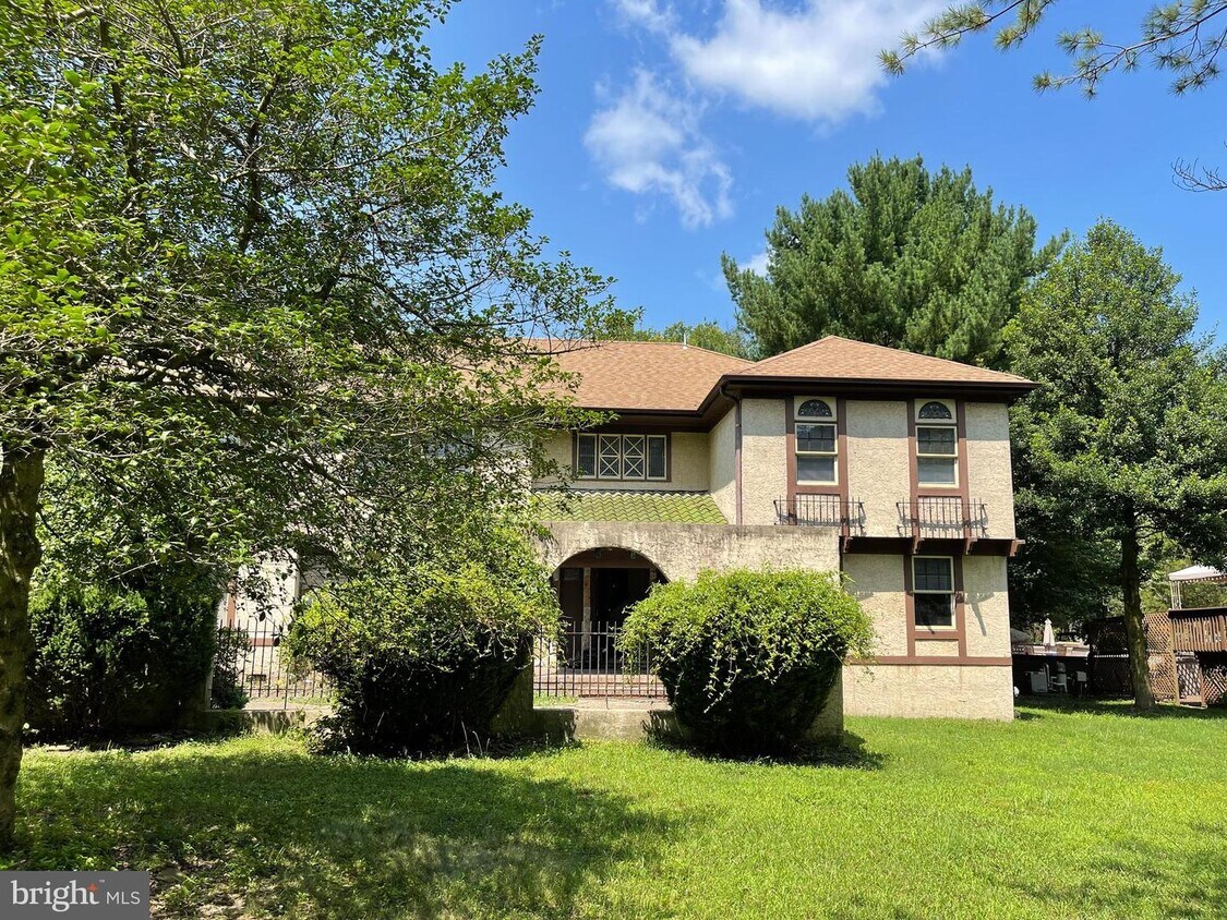 Primary Photo - 303 Lehigh Rd N