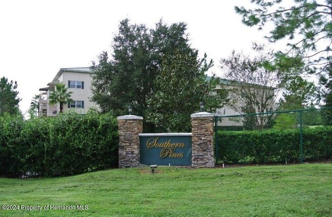 Foto del edificio - 7960 Southern Pines Dr