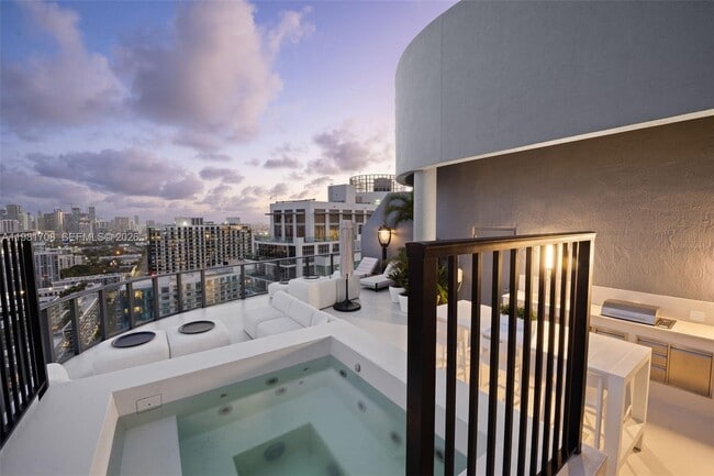 Building Photo - 121 NE 34th St