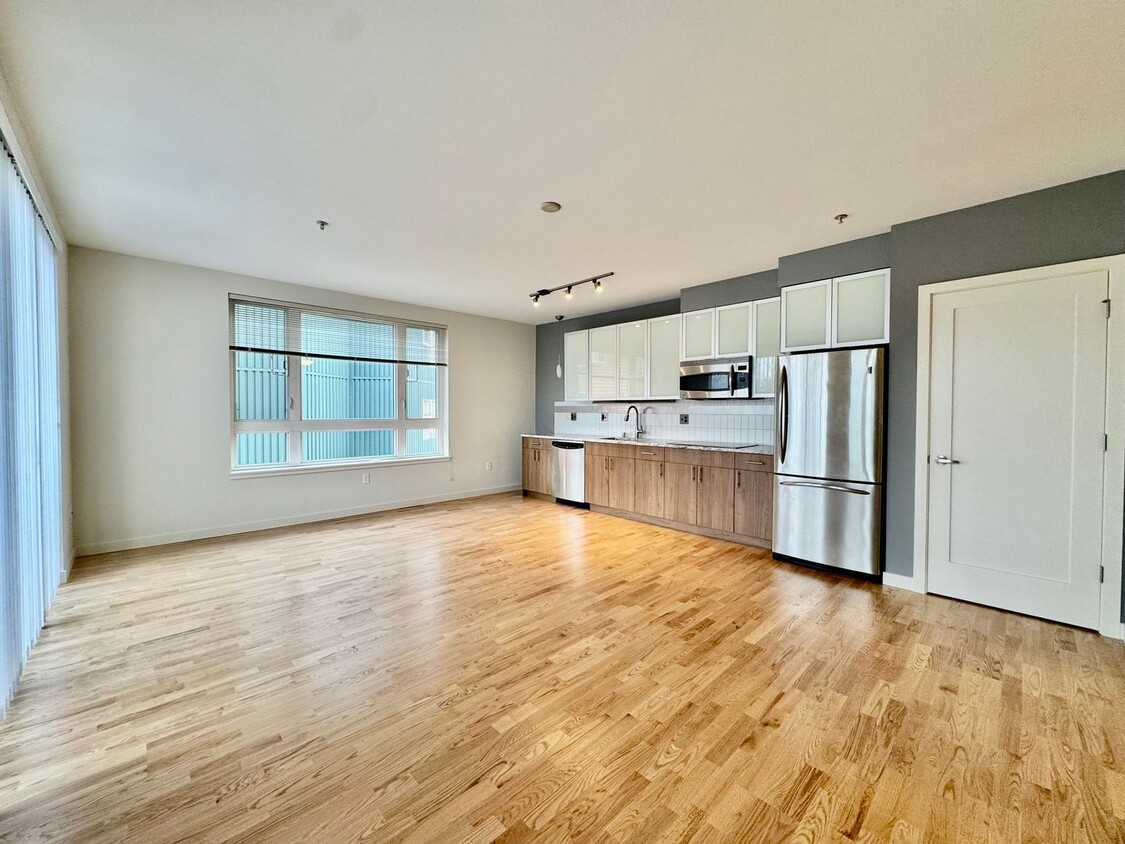 Foto principal - Spacious 1 Bedroom Belltown Condo - Availa...