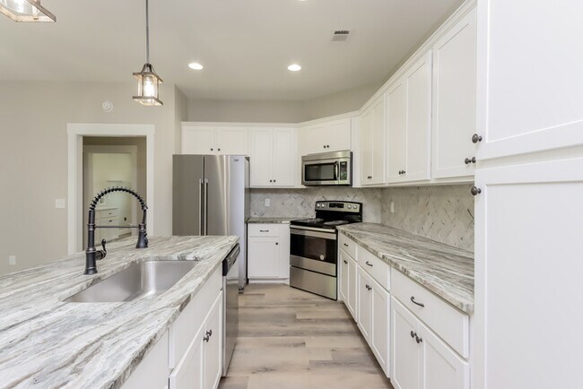 Building Photo - Gorgeous 3 Bedroom