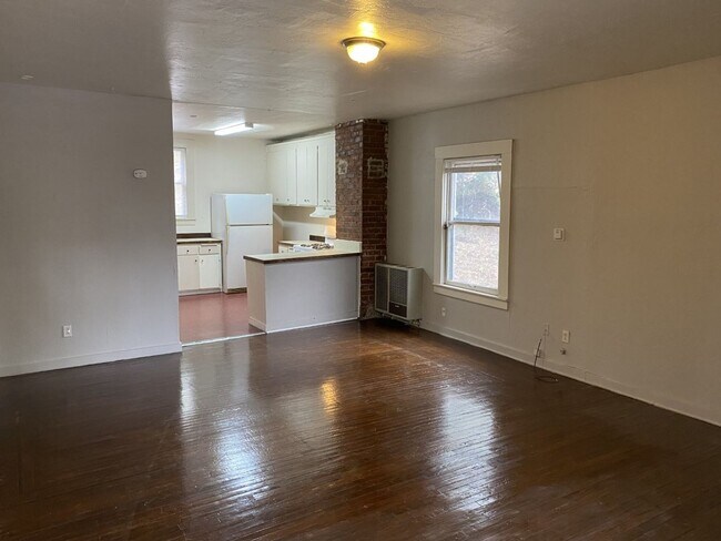 Building Photo - Lovely 2 Bedroom, 1 Bath Unit