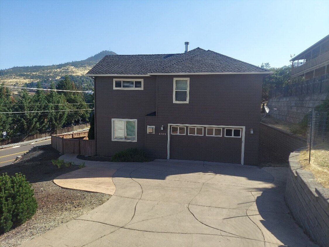 Foto principal - Hard to find GORGEOUS 5 bedroom, 2.5 bath ...