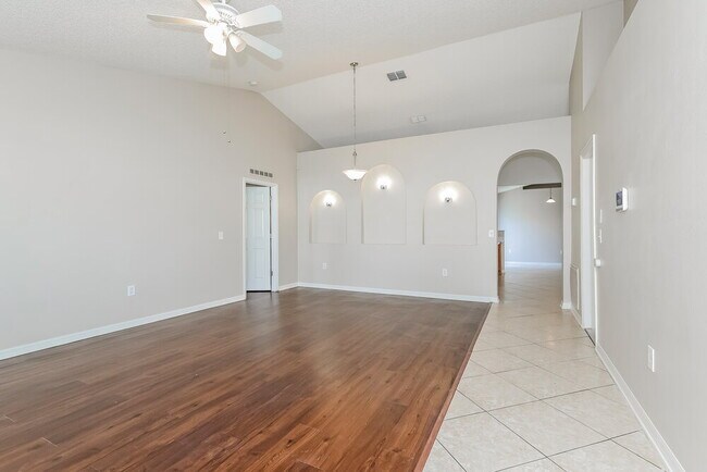 Building Photo - 225 Cranbrook Dr