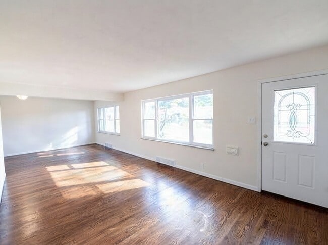 Building Photo - 8483 Hampstead Dr