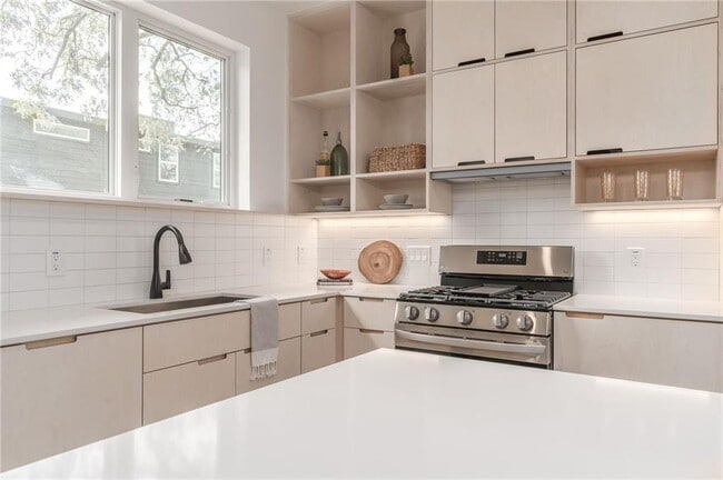 Building Photo - 921 Tillery St