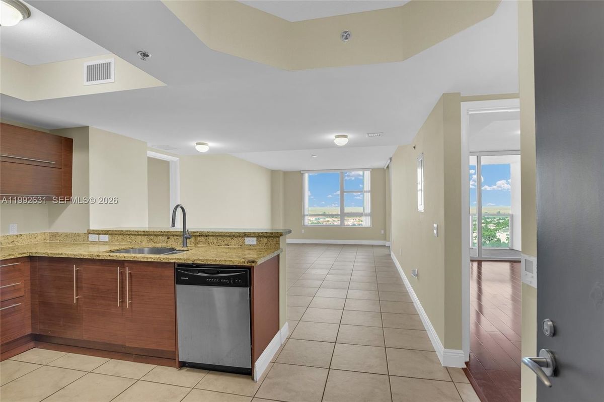 Building Photo - 2681 N Flamingo Rd
