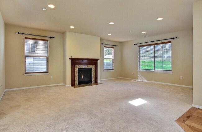 Foto del edificio - Open Floor Plan Home!  3 Bedroom, 2.5 bath with Loft