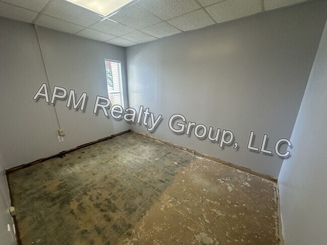 Foto del edificio - Commercial Space available! Six months FRE...