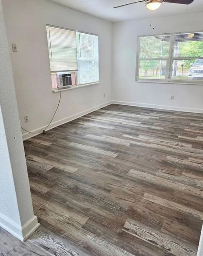 Foto del edificio - 2 bed 1 bath 2-plex with 850 sf. Off MLK (...