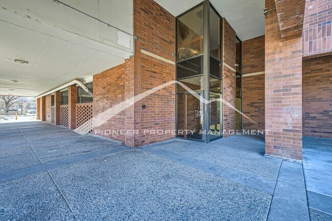 Foto del edificio - Spacious Apartment with Patio and Central AC
