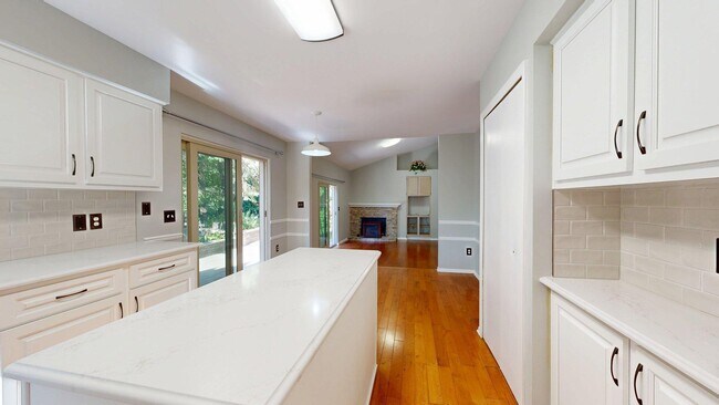 Building Photo - 3393 Cromwell Rd