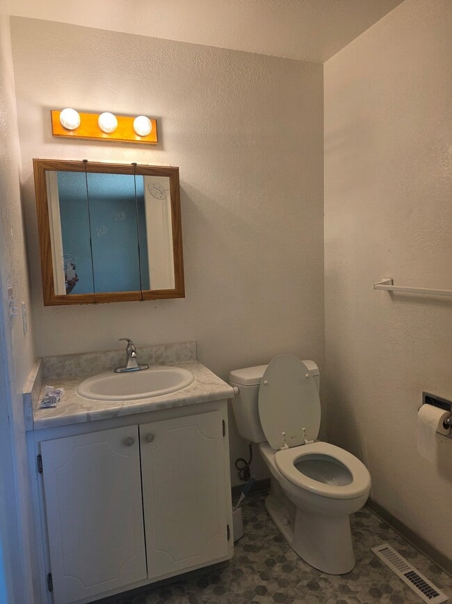 Building Photo - 504 Sandstone Dr