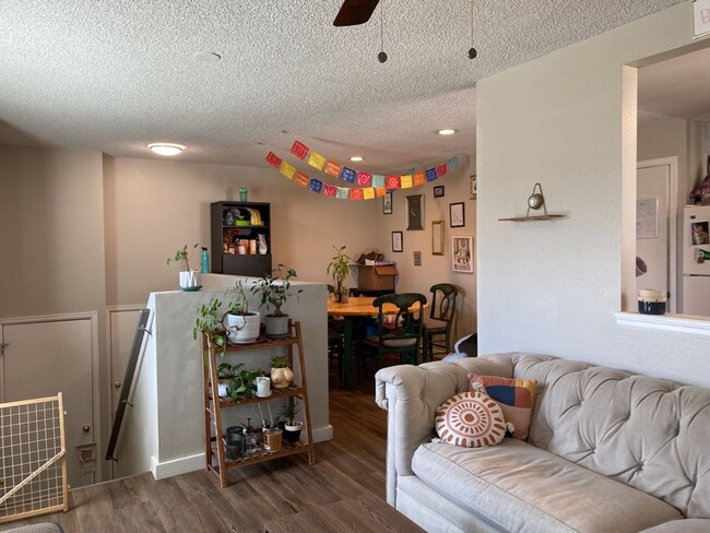 Building Photo - 3 Bed 2 Bath Split level Home w/ Fenced Ya...