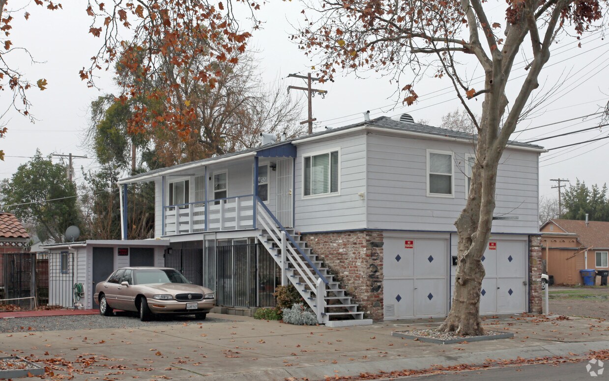 Primary Photo - 620-642 Calvados Ave