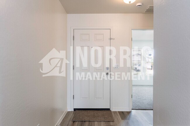 Foto del edificio - Beautiful Home, Perfect Location and Price