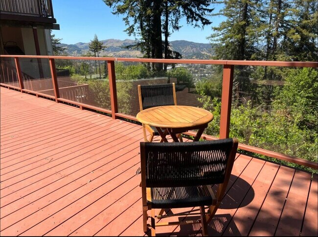 Vista de la cubierta lateral desde otro ángulo - 108 Oakmont Ave