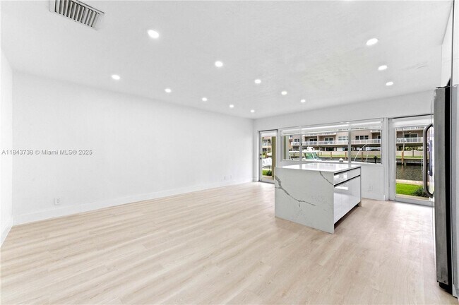 Foto del edificio - 2881 NE 32nd St