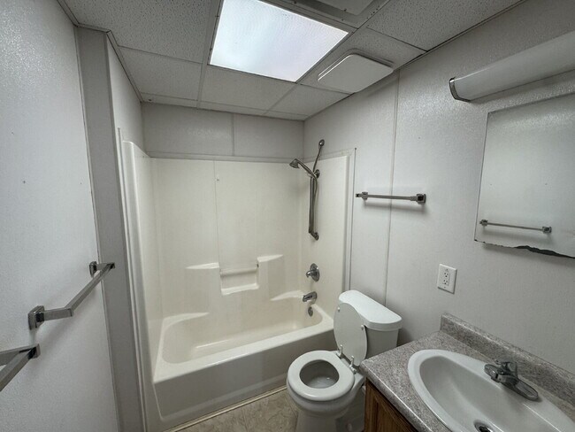 Foto del edificio - Charming 2-Bed Oasis in Lubbock - Cozy 750 Sq Ft Retreat!