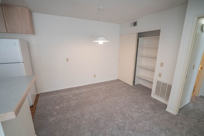 Foto del edificio - COMING SOON! Cozy 1-Bedroom Condo in Canyo...
