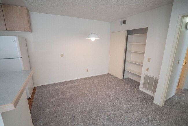 Building Photo - COMING SOON! Cozy 1-Bedroom Condo in Canyo...