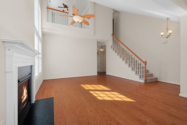 Building Photo - Spacious Single Family Home: Available Now
