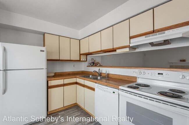 Building Photo - 2 br, 2.5 bath House - 1365 Longlac Road