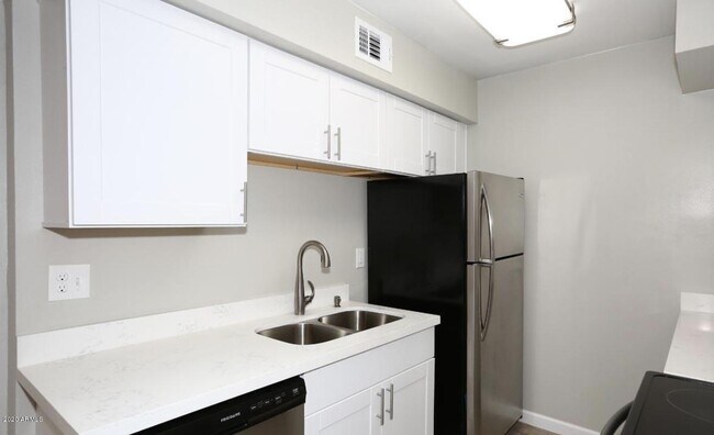 Building Photo - 2625 E Indian School Rd