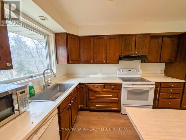 Building Photo - 262 Alscot Crescent