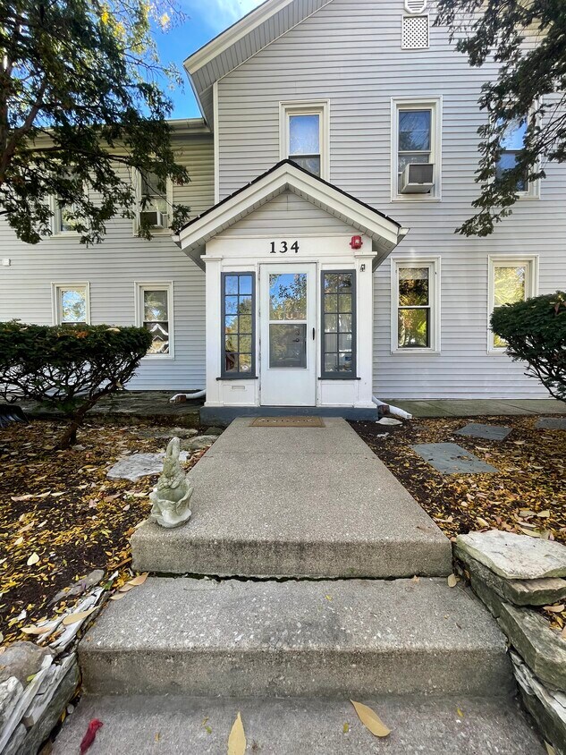 Foto principal - 134 E Maple St