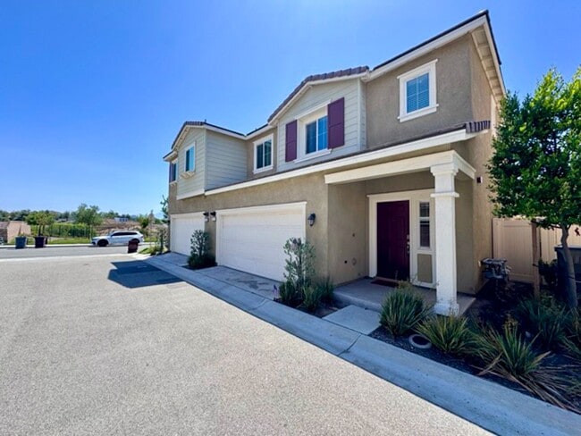 Building Photo - Beautiful 3 bedroom Town house available f...