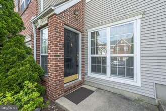 Building Photo - 207 Lookout Pl