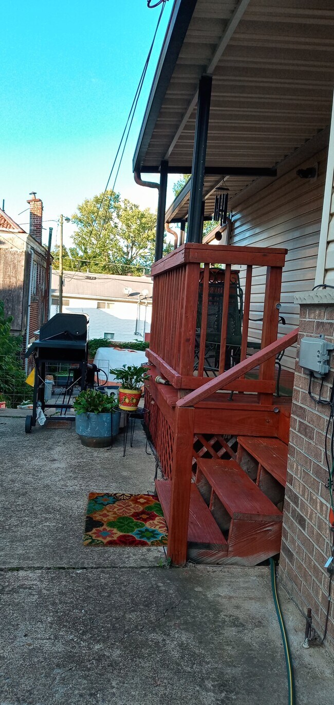 Entrance is steps from off street parking. Grill and seating area - 618 Hall St