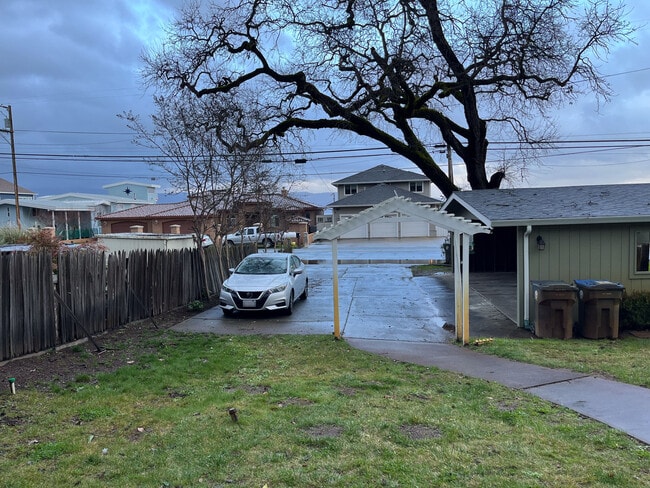 Vista desde el patio. - 2667 Lakeshore Blvd