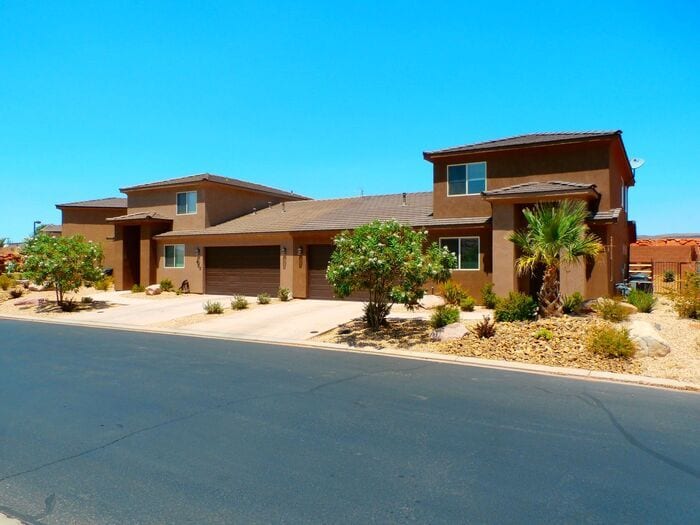 Primary Photo - 4 bed, 2.5 bath duple w/2 car garage