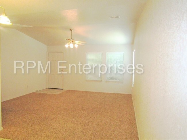 Building Photo - 2 bed 2 full bath cozy living just for you