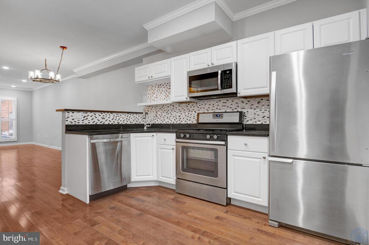 Primary Photo - 337 S Macon St.