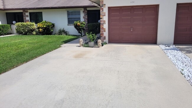 Building Photo - 104 Moccasin Trail S