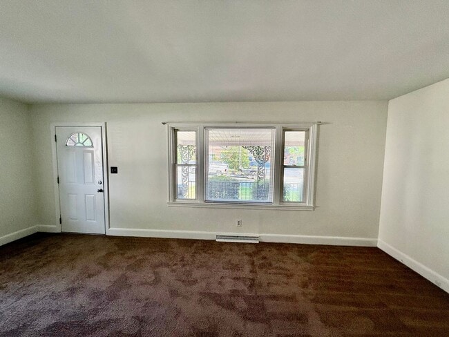 Building Photo - Three bedroom, 1.5 bath house in Burlington